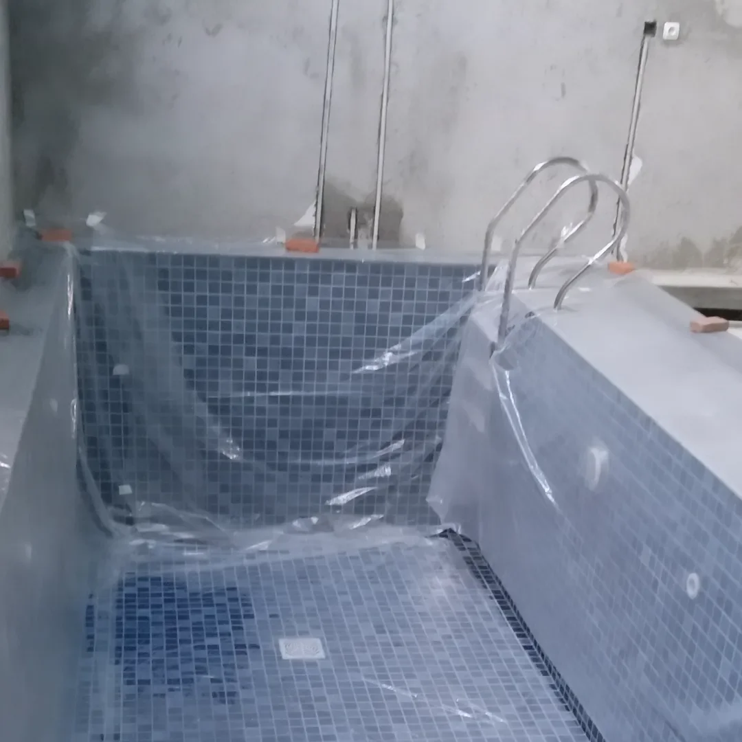 Kolam renang hampir selesai dengan tangga stainless